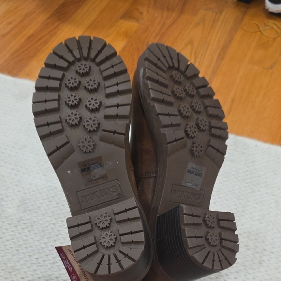 Muk Luks Women's Tan Ankle Booties. Size 9 - Picture 5 of 6